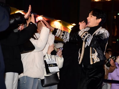 [TEN 포토] 크러핀 김태형 '팬들과 하이파이브'