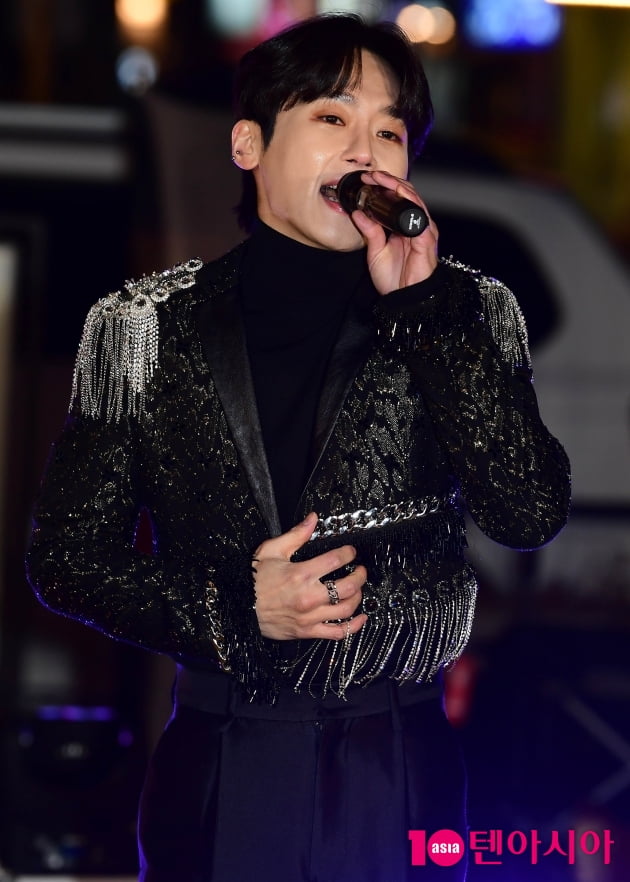 [TEN 포토] 크러핀 지하용 '홍대에서 버스킹을 하다니'