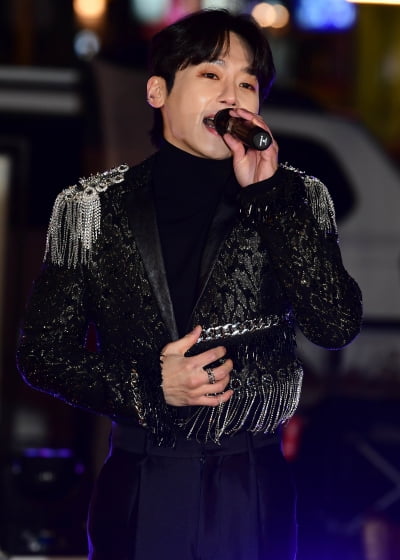 [TEN 포토] 크러핀 지하용 '홍대에서 버스킹을 하다니'