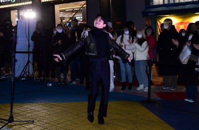 [TEN 포토] 크러핀 지하용 '춤이 절로 나오는 버스킹'