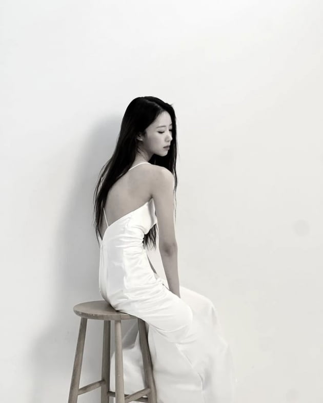 이미주, 몸에 딱 달라붙는 드레스 입으니 더 앙상한 라인…도발적인 뒤태