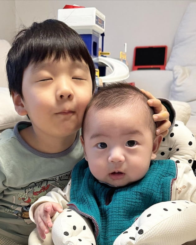 '이필모♥' 서수연, 두 아들 육아에도 지친 기색 없는 얼굴 "활력소들"
