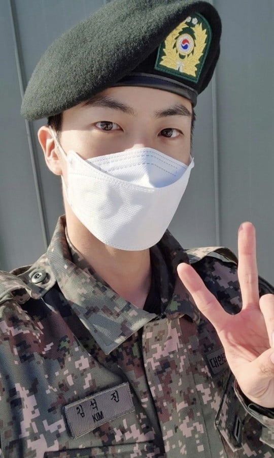 방탄소년단 진, 늠름한 육군 조교 "아미, 전 재밌게 군 생활하고 있어요"