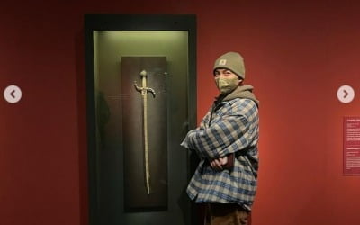 '25억 기부' 이승기, 삭발머리 감추고 품격있는 문화생활