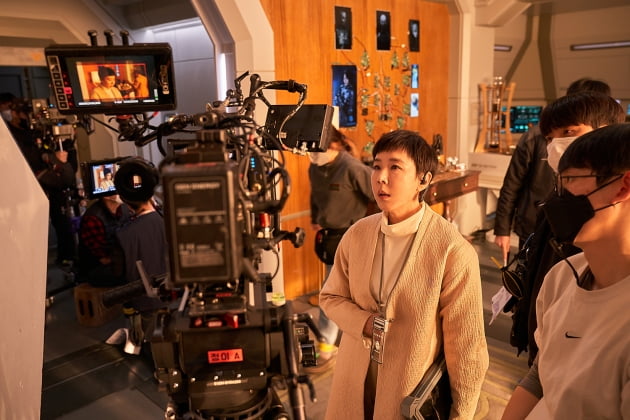 故 강수연, '정이' 현장서 환한 미소…후배들과 격 없는 모습
