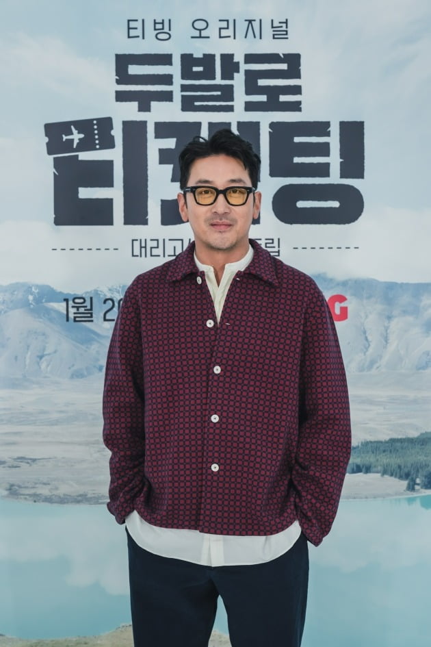 '두발로 티켓팅' 하정우. / 사진제공=티빙