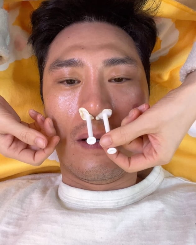 김재우, ♥조유리 덕 생애 첫 코털 왁싱…"코 이렇게까지 늘어나나?"