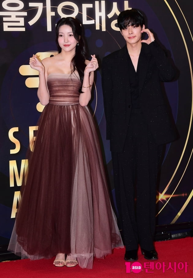 [TEN 포토] 김소원-유선호 '비주얼 시상자 커플'