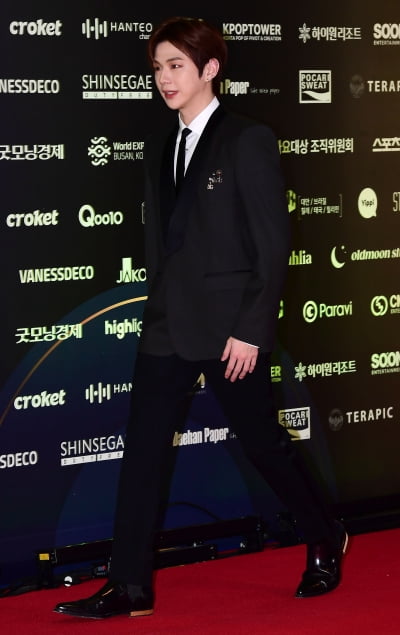 [TEN 포토] 강다니엘 '귀공자 발걸음'