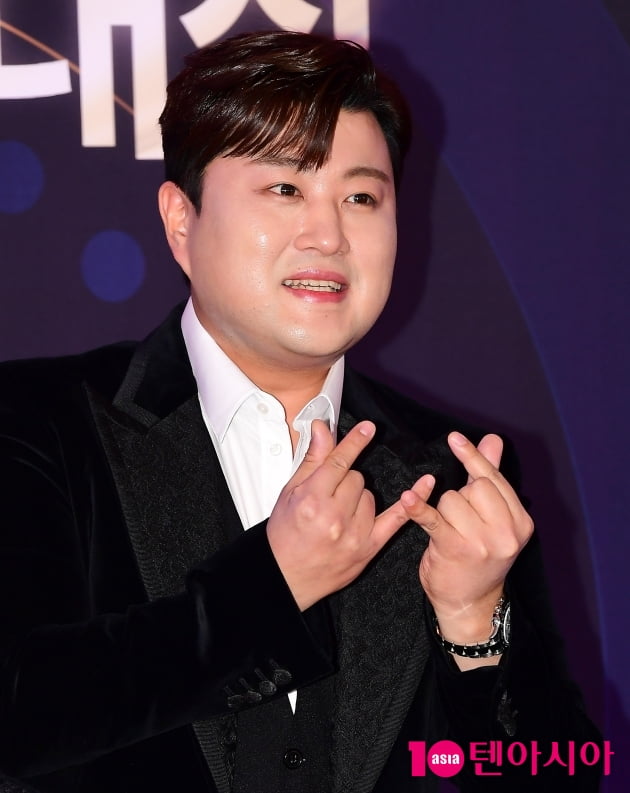 [TEN 포토] 김호중 '아리스 하트 받아요'