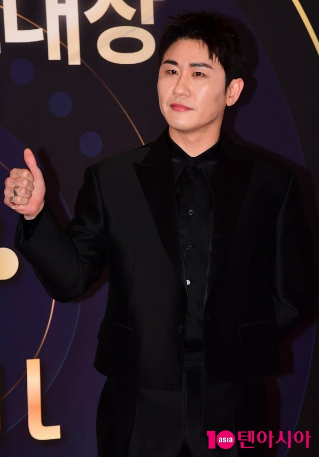 [TEN 포토] 영탁 '카리스마 엄지척'