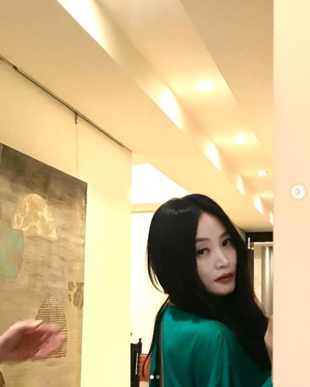 김혜수, 등이 뻥 뚫린 뒤태...역시 원조 여신