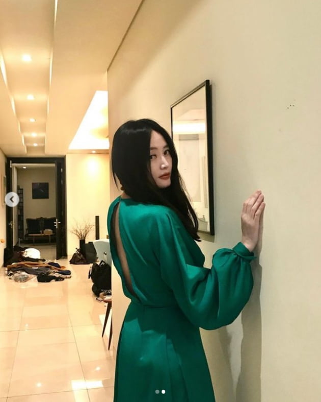 김혜수, 등이 뻥 뚫린 뒤태...역시 원조 여신