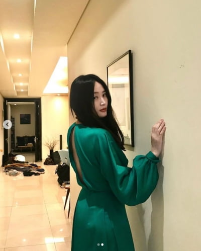 김혜수, 등이 뻥 뚫린 뒤태...역시 원조 여신