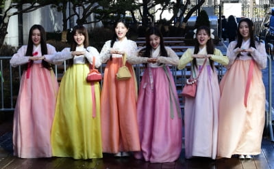 [TEN 포토] 아일리원 '출근길에 한복입고 새해인사'