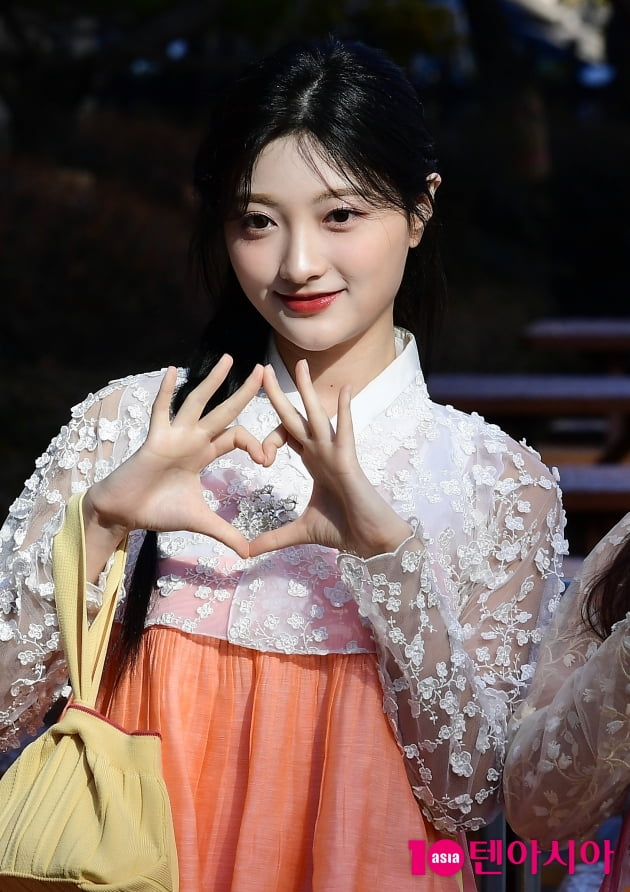[TEN 포토] 아일리원 로나 '사랑스러운 눈맞춤'