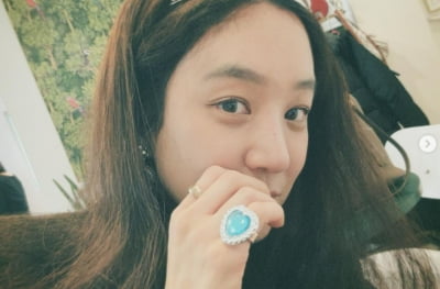 정려원, 새끼손가락에 왕반지 끼고 미모 폭발