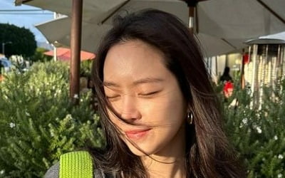 손나은, 소화하기 힘든 초록 의상도 힙하게…누가 보면 환경 운동가인 줄