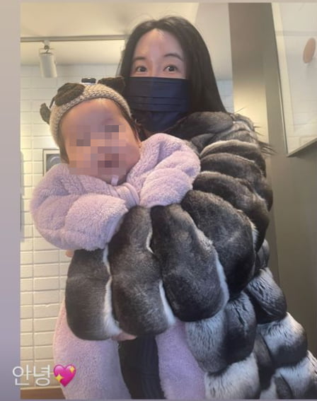 'CEO♥' 장미인애子, 흘러내리는 볼살에 심쿵…엄마에 매달려 대롱대롱