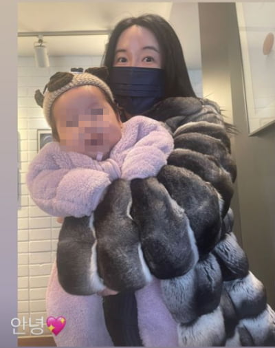 'CEO♥' 장미인애子, 흘러내리는 볼살에 심쿵…엄마에 매달려 대롱대롱