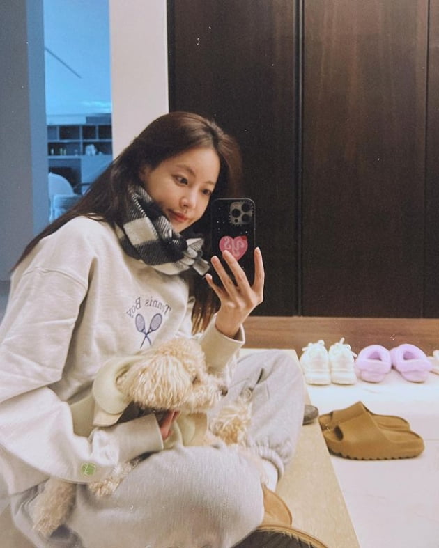 오연서, 집 안에서 반려견 꼭 안고 목도리…남다른 겨울 패션