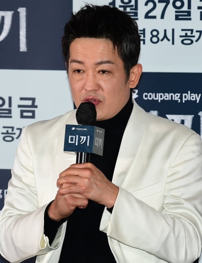 [TEN 포토] 허성태 '분장과 의상의 힘을 새롭게 느꼈다'