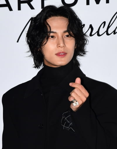 [TEN 포토] 세븐틴 민규 '러블리 하트'