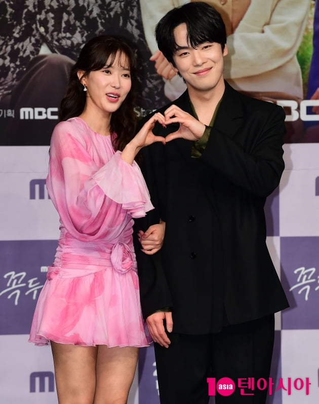 [TEN 포토] 임수향-김정현 '둘이 만든 하트'
