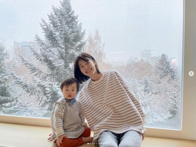 '검사♥' 한지혜, 다른 데 갈 필요없는 집안 통창뷰 설경…18개월 딸 육아에 "괴로워"
