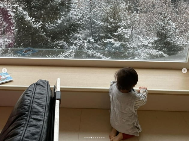 '검사♥' 한지혜, 다른 데 갈 필요없는 집안 통창뷰 설경…18개월 딸 육아에 "괴로워"