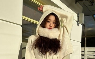 장원영, 화이트 크롭 패션도 찰떡…개미 허리 '눈길'