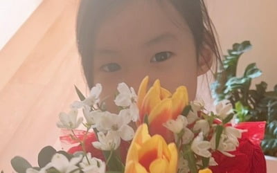 차예련♥주상욱 딸, 엄마·아빠 빼다 박은 얼굴…고사리 손으로 만든 꽃꽂이 자랑