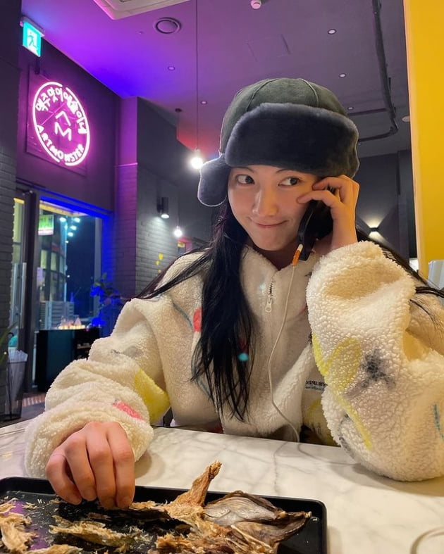 강지영, 역시 카라 막내답네…군밤 장수 모자 써도 귀염뽀짝