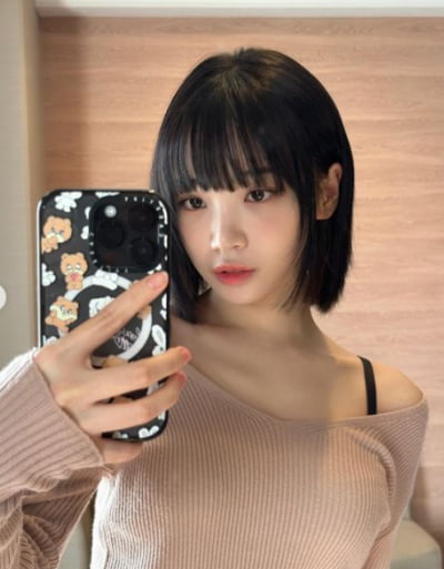 르세라핌 김채원, 은근슬쩍 어깨 드러내고 '청순美'