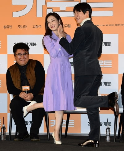 [TEN 포토] 오나라-진선규 '부부케미...고창석 표정이'