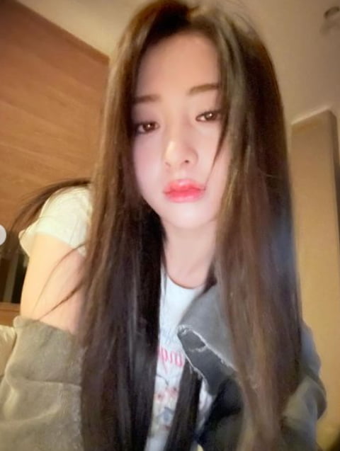 르세라핌 허윤진, 요염한 자세·나른한 눈빛