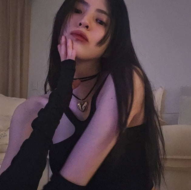 한소희, 매력적인 비주얼...표정은 섹시하게