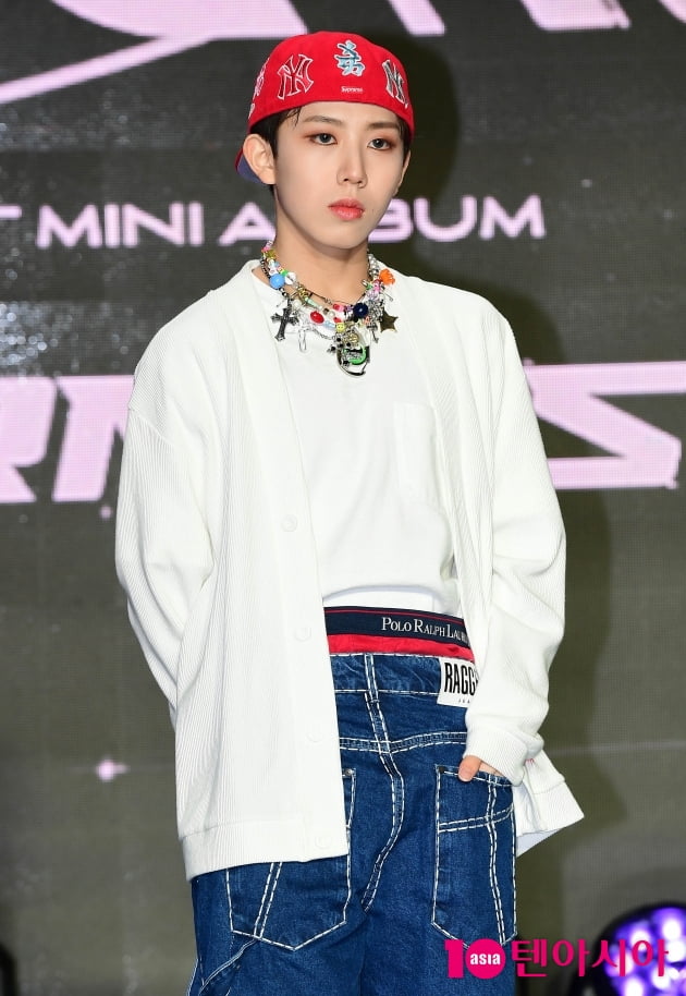 [TEN 포토] 에잇턴 윤규 '귀엽게 모자 거꾸로'