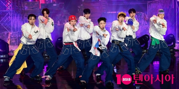 [TEN 포토] 에잇턴 '저돌적으로'
