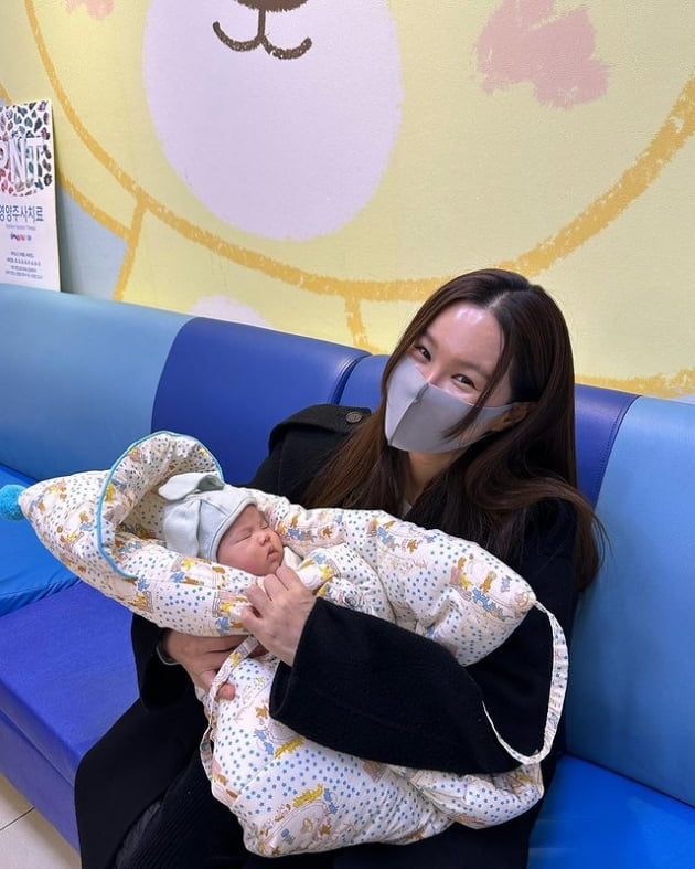 '정성호♥' 경맑음, 다섯째와 첫 외출…콧바람 쐰 다둥이맘