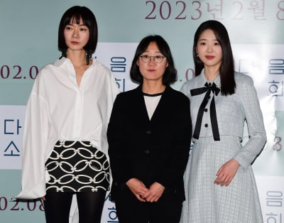 [TEN 포토] 배두나-정주리 감독-김시은 '긴장하는 배우와 감독'