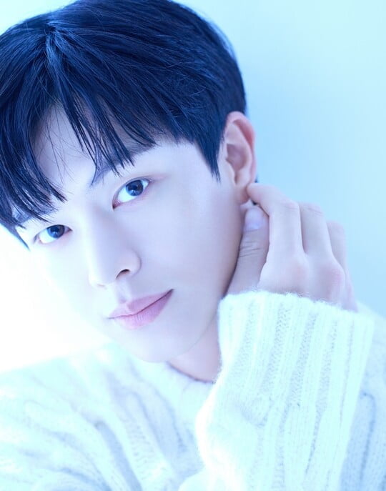 비투비 육성재, 냉미남-온미남 오가는 비주얼…새 프로필 공개