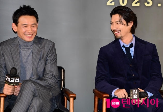 '교섭' 찍어놓고 홍보는 나 몰라라…황정민·현빈이 내놓은 교섭안은 '무책임' [TEN스타필드]
