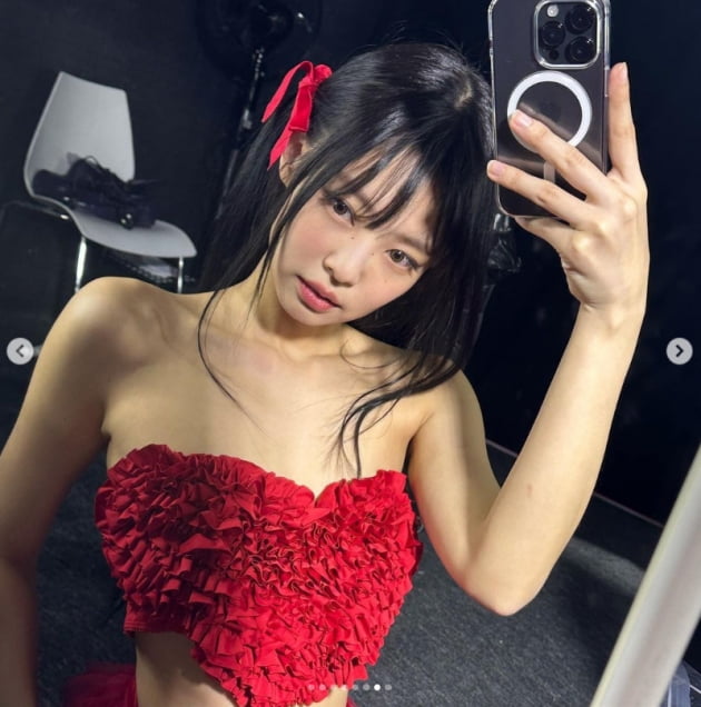 블랙핑크 제니, 강력한 레드...섹시한 브라톱