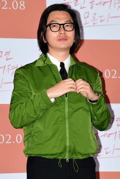 [TEN 포토] 이동휘 '하트 만들기 3초전'
