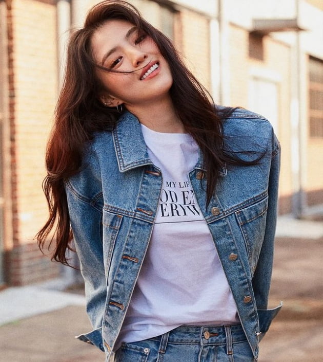 한소희, 흰 티셔츠+청재킷 입었을 뿐인데…하이틴 영화 한 편 뚝딱