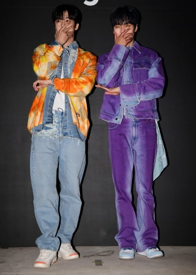 [TEN 포토] 몬스타엑스 형원-민혁 '잘생김 가리는중'