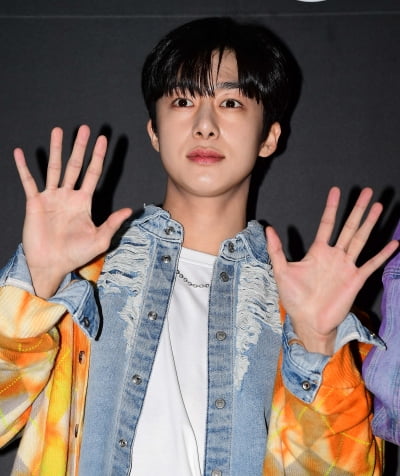 [TEN 포토] 몬스타엑스 형원 '손바닥 보다 작은얼굴'