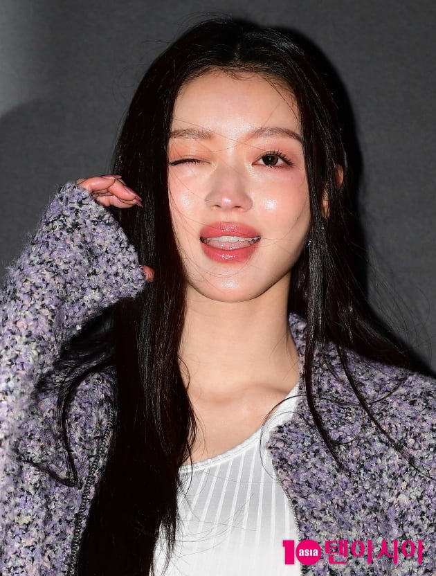 [TEN 포토] 오마이걸 유아 '하트에 윙크는 덤'