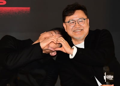 [TEN 포토] 김무열-이원태 감독 '둘이 만든 하트'
